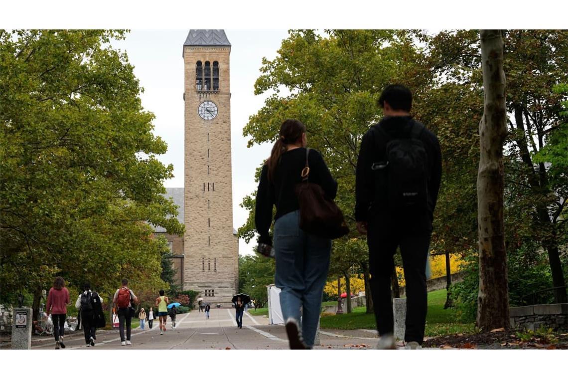 Fußgänger gehen auf dem Campus der Cornell University. Die mutmaßliche Gruppenvergewaltigung einer Studentin an der US-Elite-Uni wird rund zwei Jahre später neu aufgerollt (Archivfoto).