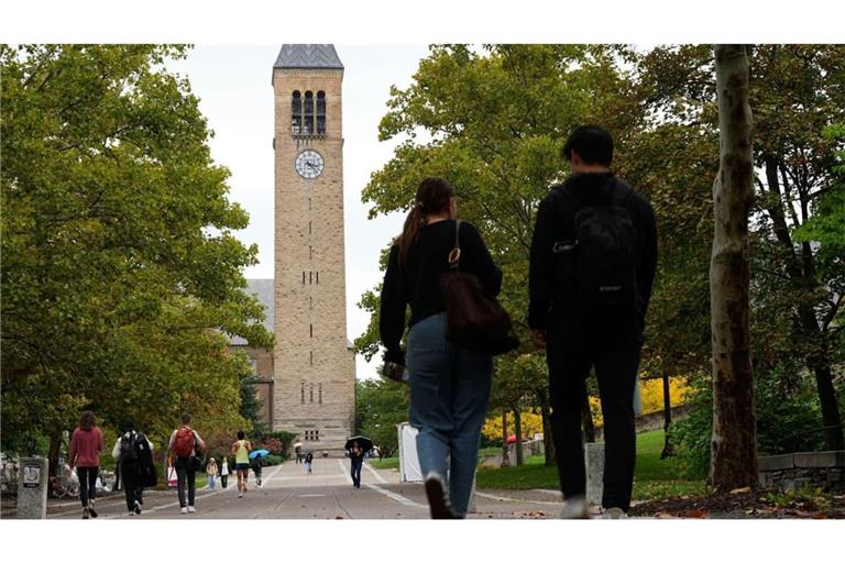 Fußgänger gehen auf dem Campus der Cornell University. Die mutmaßliche Gruppenvergewaltigung einer Studentin an der US-Elite-Uni wird rund zwei Jahre später neu aufgerollt (Archivfoto).