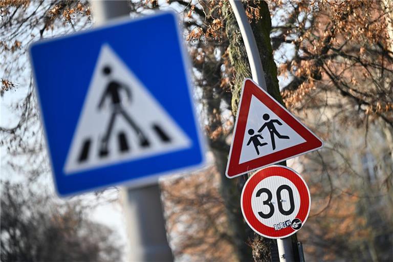 Fußgänger und Kinder schützen – das ist letztlich der Sinn von Tempo 30. Fußgänger und Kinder schützen – das ist letztlich der Sinn von Tempo 30.