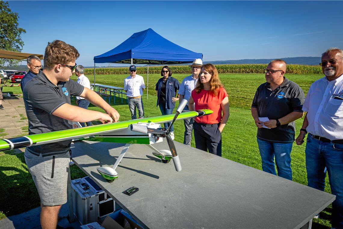 Modellflug ist mehr als nur ein Hobby Fynn Schaffitzel von der Modellfliegergemeinschaft Aspach erklärt der Bundestagsabgeordneten Anna Christmann sein Schleppmodell Hangar 9 im Beisein von Hans Schwägerl (Erster von rechts) und Heiko Wedel (Zweiter von rechts). Foto: Alexander Becher