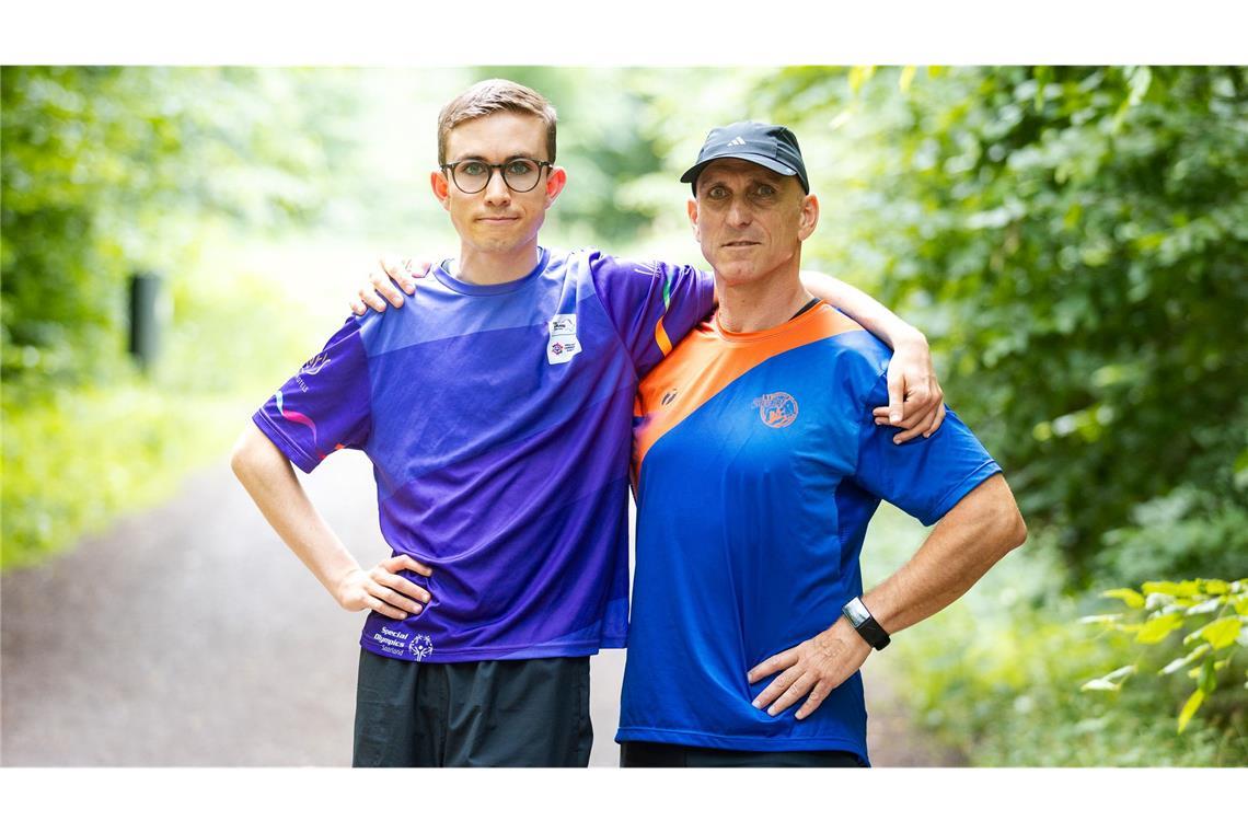 Fynn Thome (18, l.) und sein Vater Martin Thome trainieren gemeinsam in einem Wald bei Lebach für die Special Olympics nationalen Spiele Saarland 2026.