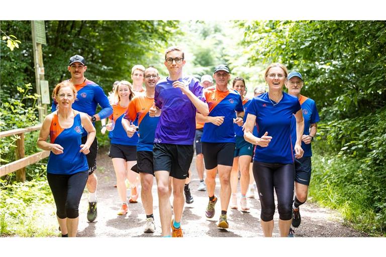 Fynn Thome (18, vorne) trainiert gemeinsam mit den Läuferinnen und Läufern der Lauf- und Triathlonfreunde Lebach (LTF Theeltal) auf einer Waldstrecke bei Lebach.
