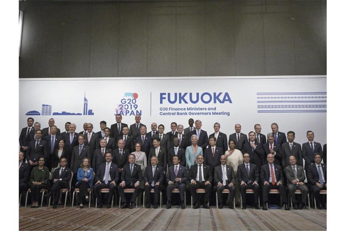 G20-Finanzminister stehen für ein Gruppenfoto zusammen. Foto: Eugene Hoshiko/AP
