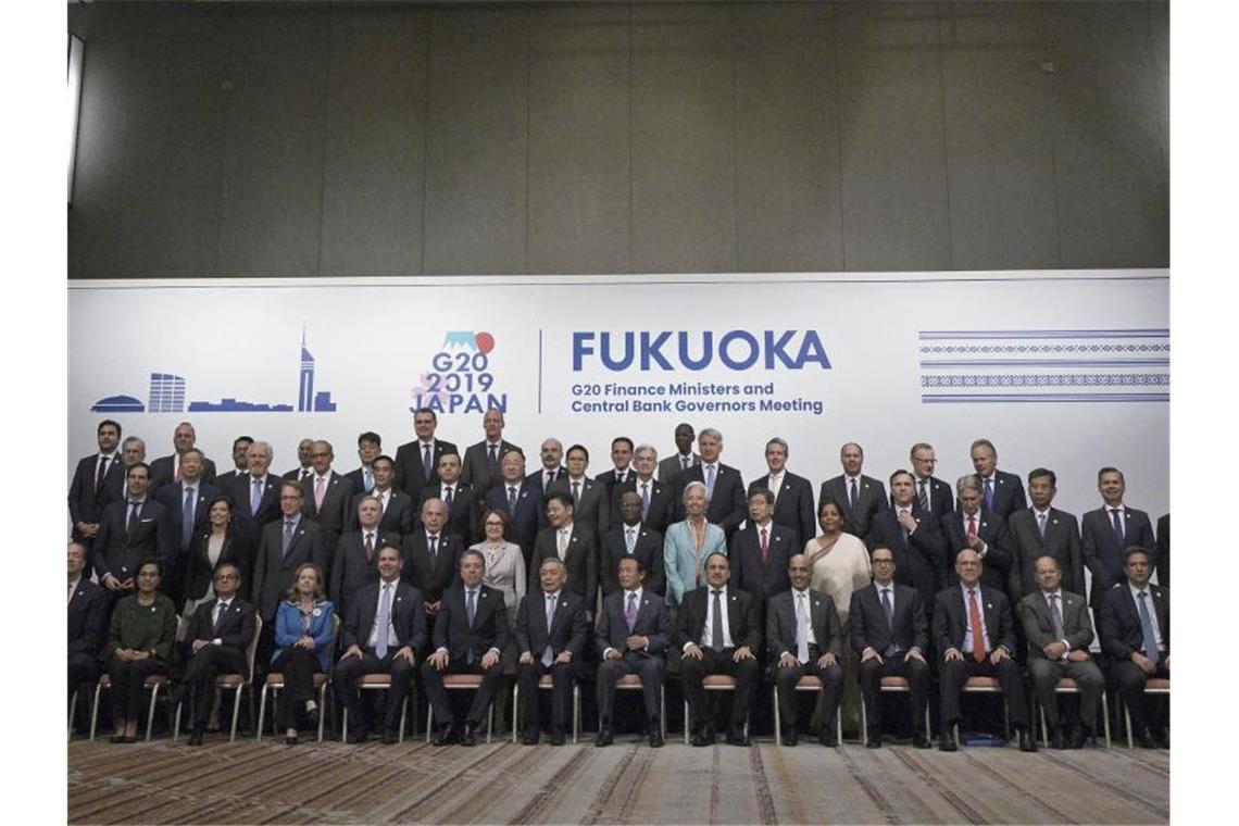 G20-Länder wollen gerechtere Besteuerung von Google und Co. G20-Finanzminister stehen für ein Gruppenfoto zusammen. Foto: Eugene Hoshiko/AP