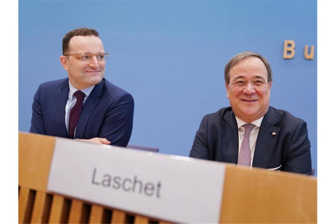 Kampfabstimmung um CDU-Vorsitz: CDU vor Richtungsentscheid Gaben sich vor Journalisten gut gelaunt: Jens Spahn (l.) und Armin Laschet. Foto: Kay Nietfeld/dpa