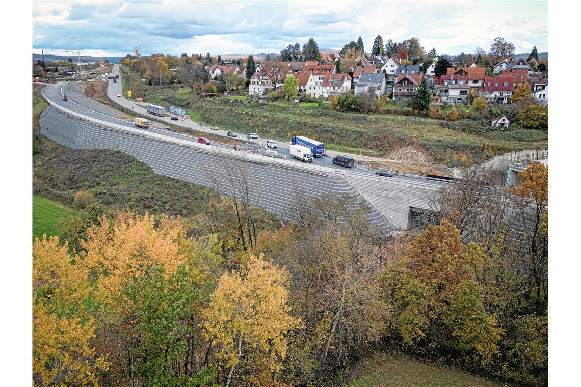 Gabionen geben der neuen Fahrbahn Halt. Baustelle B14, 4-spuriger Ausbau der B14...