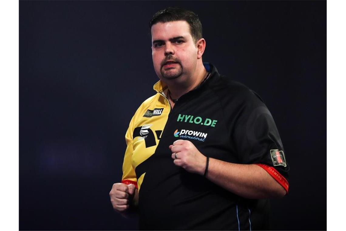 Deutsches Duo steht bei Darts-Team-WM im Viertelfinale Gabriel Clemens brachte Deutschland gegen Japan in Führung. Foto: Kieran Cleeves/PA Wire/dpa