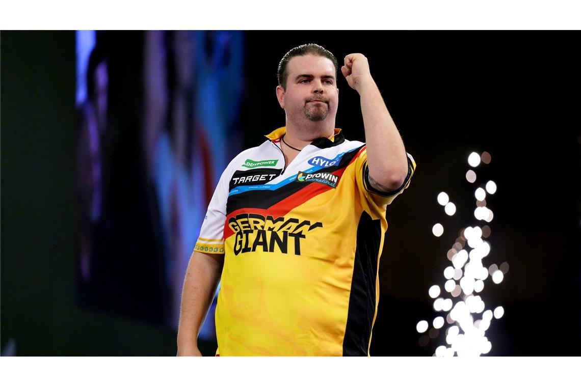 Gabriel Clemens feiert seinen Sieg gegen Alex Spellman bei der Darts-WM in London.