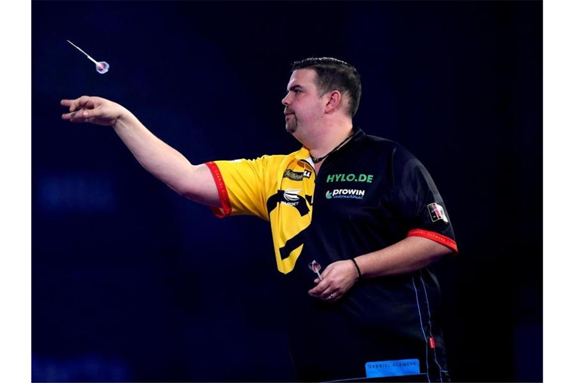 Gabriel Clemens ist der erste Deutsche in der Geschichte der Darts-WM, der es ins Achtelfinale geschafft hat. Foto: John Walton/PA Wire/dpa