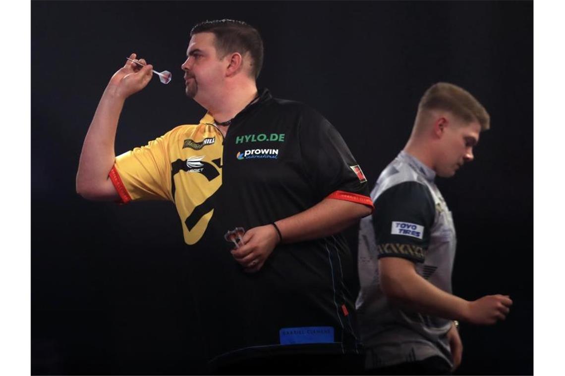 Clemens darf Darts-Weltmeister Wright fordern Gabriel Clemens (l) hat das erste deutsche Duell in der Geschichte der Darts-WM gegen Nico Kurz (r) mit 3:1 für sich entscheiden können. Foto: Adam Davy/PA Wire/dpa
