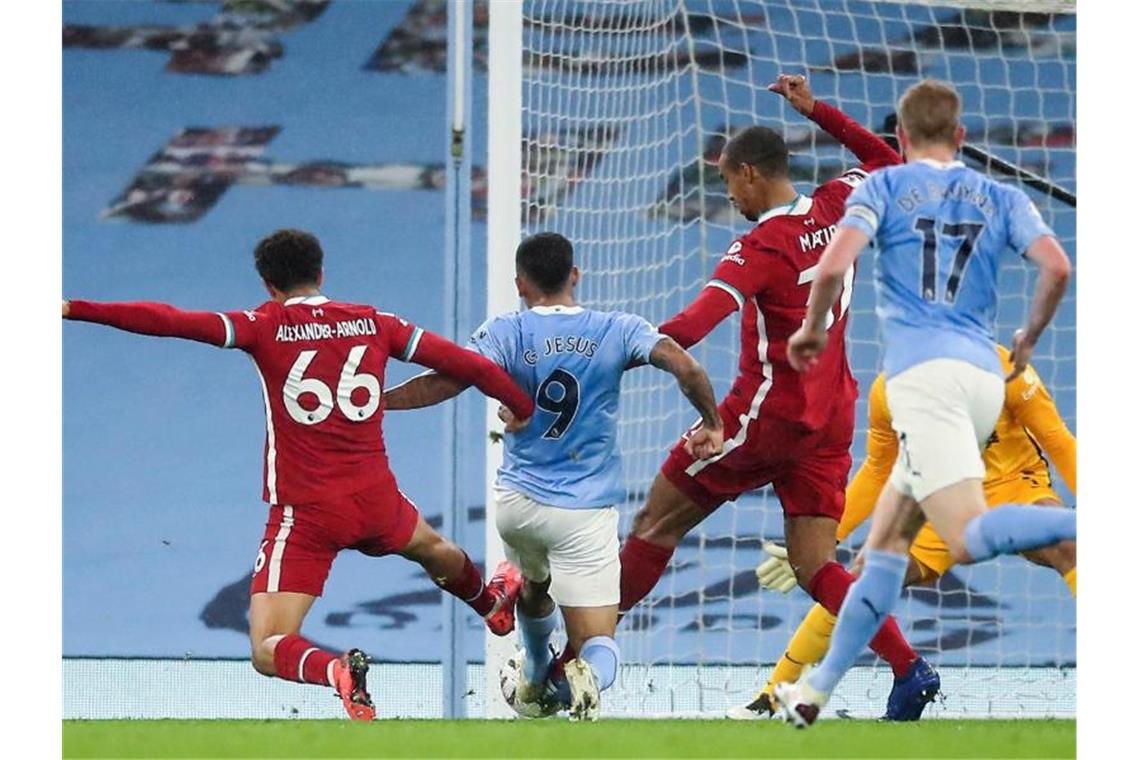 Gabriel Jesus (2.v.l) wird zwar von Liverpools Alexander-Arnold (Nr. 66) und Matip bedrängt, erzielt aber dennoch das Tor zum 1:1. Foto: Martin Rickett/Pool PA/dpa