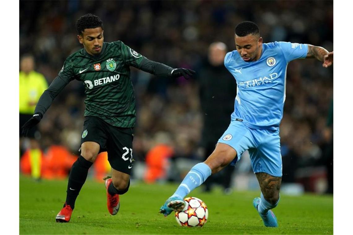 Benzema-Spektakel in Madrid: Real und City im Viertelfinale Gabriel Jesus (r) von Manchester City im Duell mit Marcus Edwards von Sporting Lissabon. Foto: Mike Egerton/PA Wire/dpa