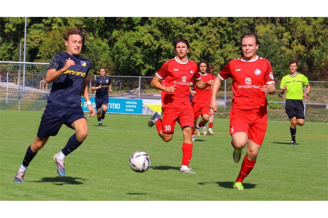 Gabriel Körtge Corral (li.) und der TSV Ehningen kamen gegen die TSG Hofherrnweiler-Unterrombach zu selten gefährlich vor das Tor.