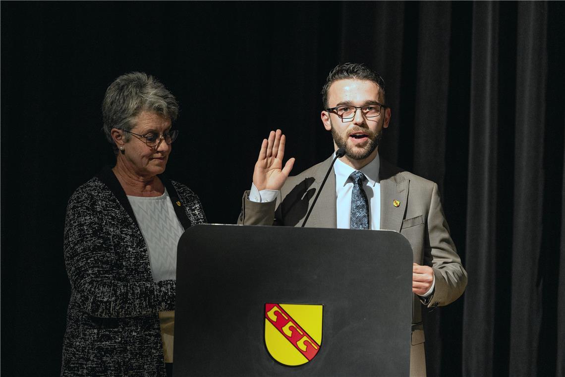 Gabriel Nold bei seiner Einsetzung als neuer Bürgermeister von Oppenweiler. Fotos: Alexander Becher