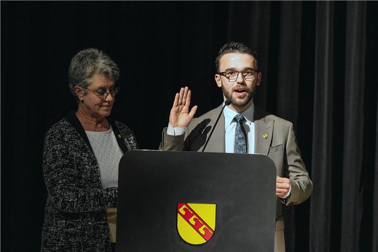 Gabriel Nold bei seiner Einsetzung als neuer Bürgermeister von Oppenweiler. Fotos: Alexander Becher