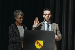 Gabriel Nold bei seiner Einsetzung als neuer Bürgermeister von Oppenweiler. Fotos: Alexander Becher