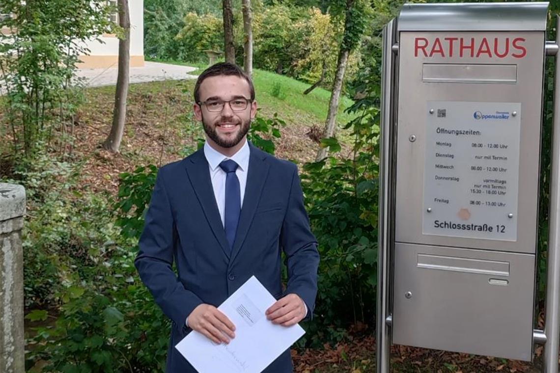 Erster Kandidat in Oppenweiler Gabriel Nold beim Abgeben seiner Bewerbung in Oppenweiler. Foto: privat