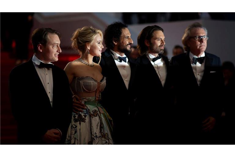 Gabriel Sherman (l-r), Maria Bakalova, Regisseur Ali Abbasi, Sebastian Stan und Martin Donovan nach der Premiere des Films "The Apprentice" in Cannes.