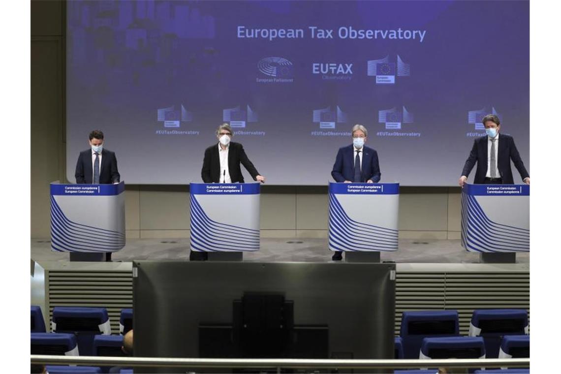 Gabriel Zucman (l-r), Wirtschaftswissenschaftler aus Frankreich, Sven Giegold, Grünen-Europaabgeordnete,Paolo Gentiloni, EU-Finanzkommissar, und Paul Tang, Mitglied des EU-Ausschusses für Wirtschaft und Währung, während einer Pressekonferenz zum Start der Europäischen Steuerbeobachtungsstelle im EU-Hauptquartier in Brüssel. Foto: Francois Walschaerts/Pool AFP/dpa