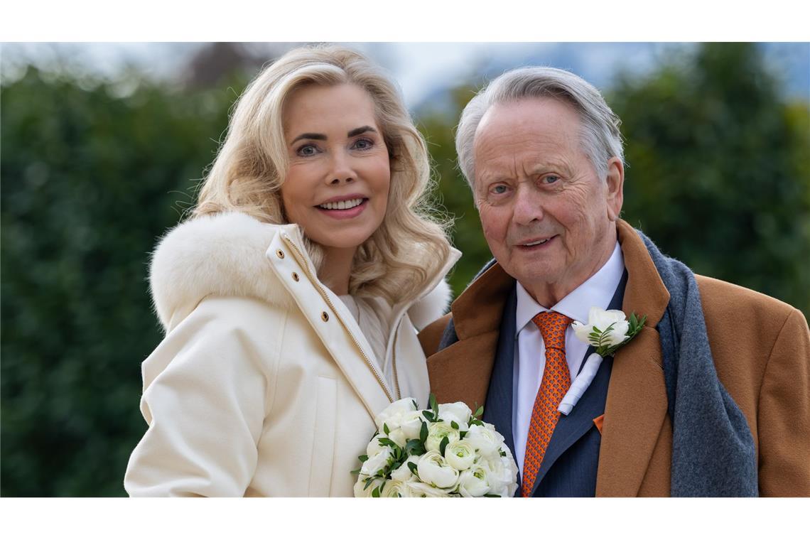Gabriela zu Leiningen und Wolfgang Porsche posieren nach ihrer Hochzeit.