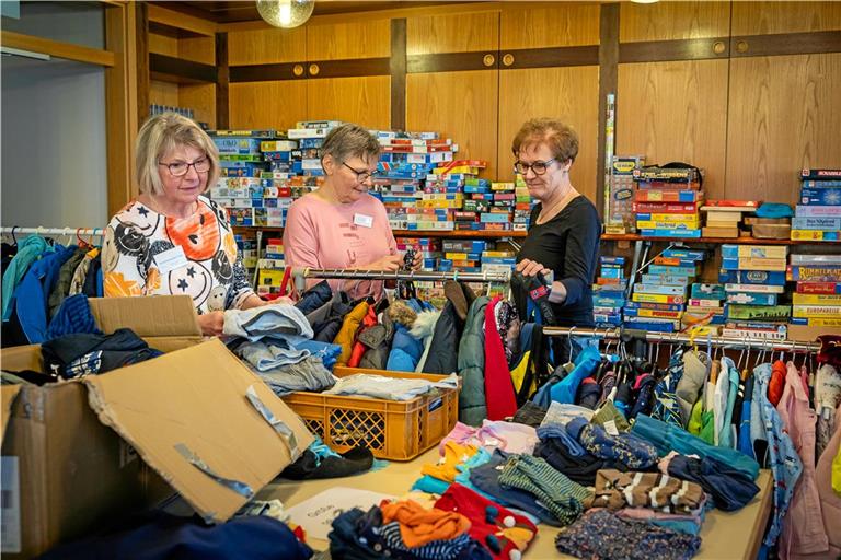 Gabriele Wengel (von links), Claudia Jaschke und Gabriela Rimmele sortieren Kinderkleidung im Gemeindehaus. Foto: Alexander Becher