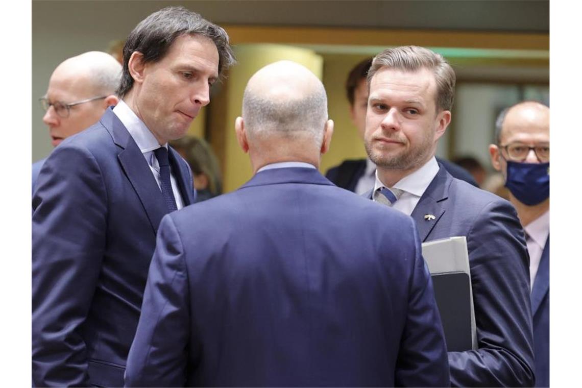 Litauen warnt in Brüssel vor Sanktionsmüdigkeit Gabrielius Landsbergis mit seinem niederländischen Amtskollegen, Wopke Hoekstra, bei den Beratungen in Brüssel. Foto: Olivier Matthys/AP/dpa