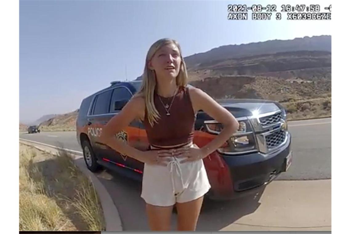 Gabrielle „Gabby“ Petito spricht mit einem Polizisten, nachdem dieser den Van, in dem sie mit ihrem Freund Brian Laundrie einen emotionalen Streit hatte, anhielt. (Archivbild). Foto: Uncredited/The Moab Police Department/AP/dpa