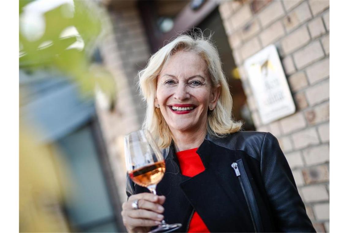 Gaby Hauptmann hält bei der Veranstaltung „Weingenießerin des Jahres 2019“ ein Glas Wein in ihrer Hand. Foto: Christoph Schmidt/dpa
