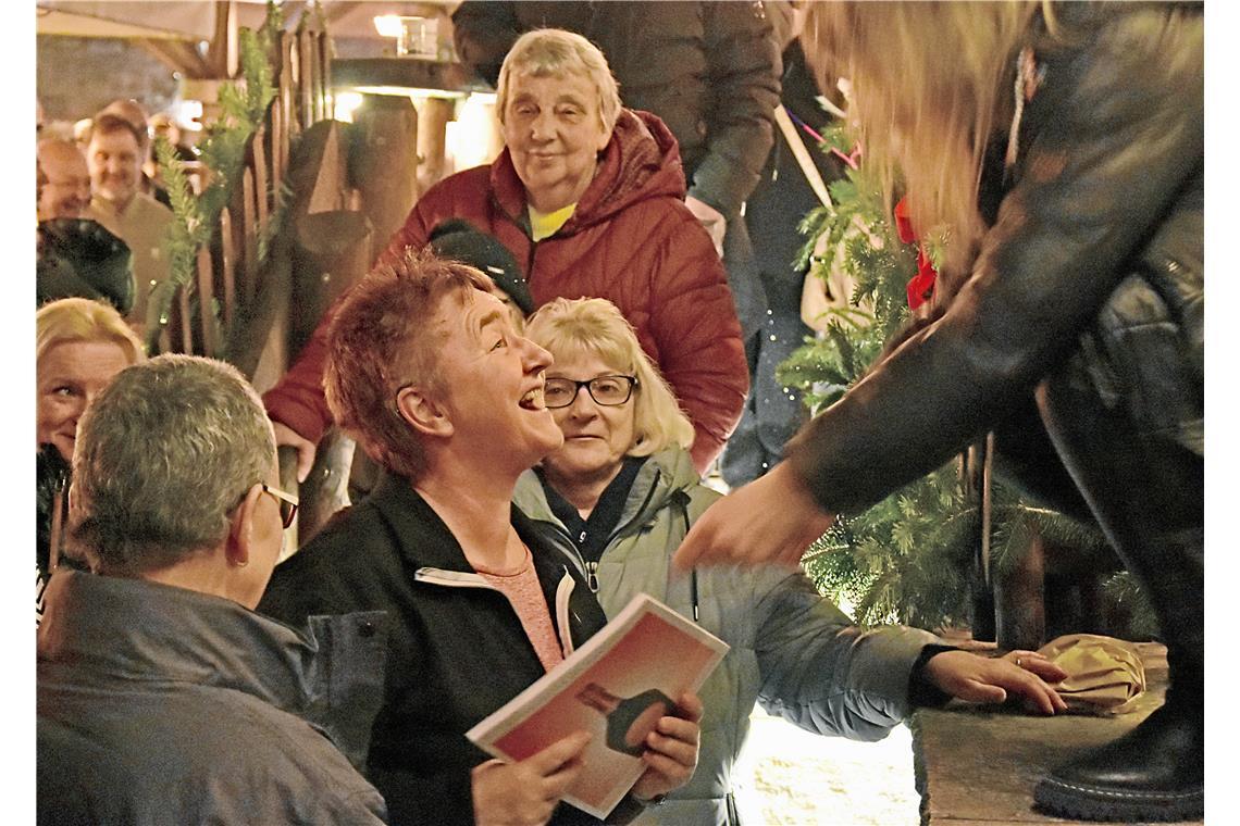 Gaby Heinke aus Bremen freut sich über ihren Gewinn. 