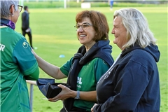 Gaby Jung (Mitte) und Allyson Schneider (rechts) zählen bei der SGOS zu dem Team, das die Eintrittsgelder kassiert. Foto: Tobias Sellmaier