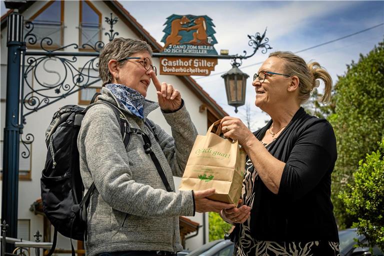 Gaby Siller (rechts) überreicht Sabine Rücker ein bestelltes Vesper als Wegzehrung für die Tour. Fotos: Alexander Becher