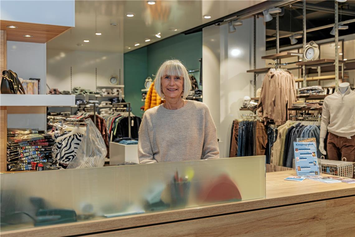 Gaby Wollner an der Kundentheke des Modehauses Bachmann: Sie ist eine der Mitarbeiterinnen, denen Silke Schmid und Christine Schäffner für ihr Engagement in Murrhardt besonders dankbar sind. Foto: Stefan Bossow