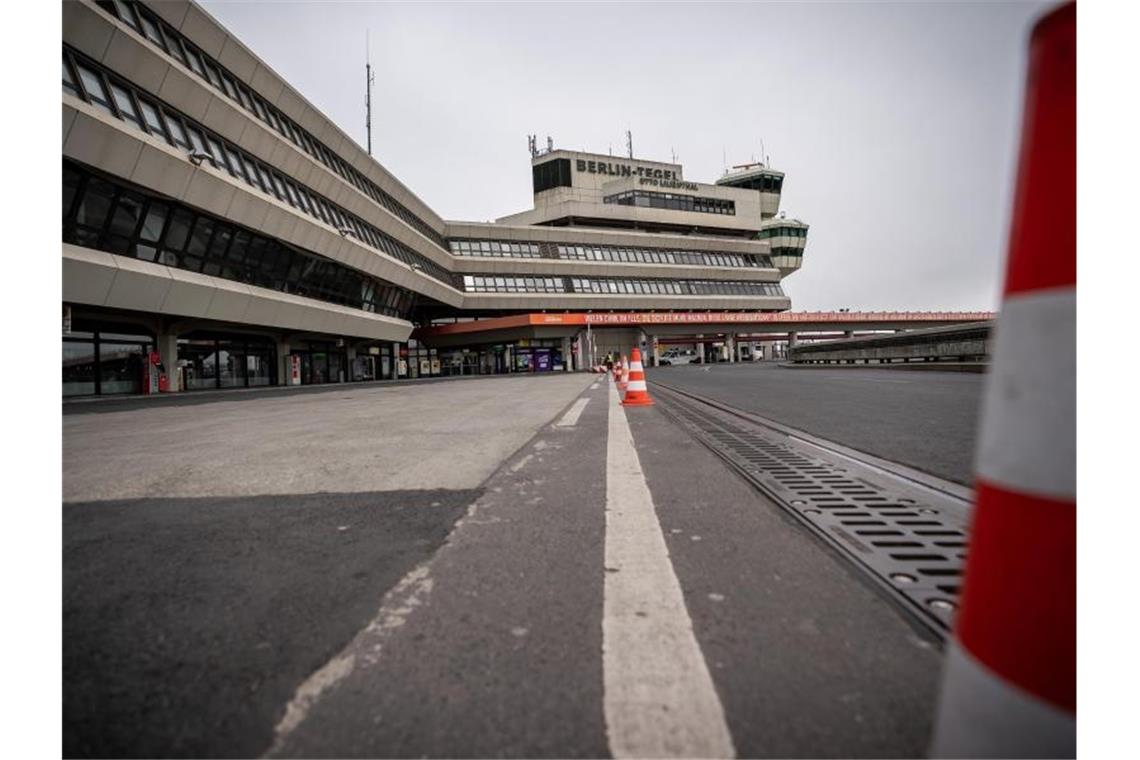 Gähnende Leere am Flughafen Tegel in Berlin. Über eine vorübergehende Schließung des Airports wegen der Korona-Krise wurde noch nicht entschieden. Foto: Michael Kappeler/dpa
