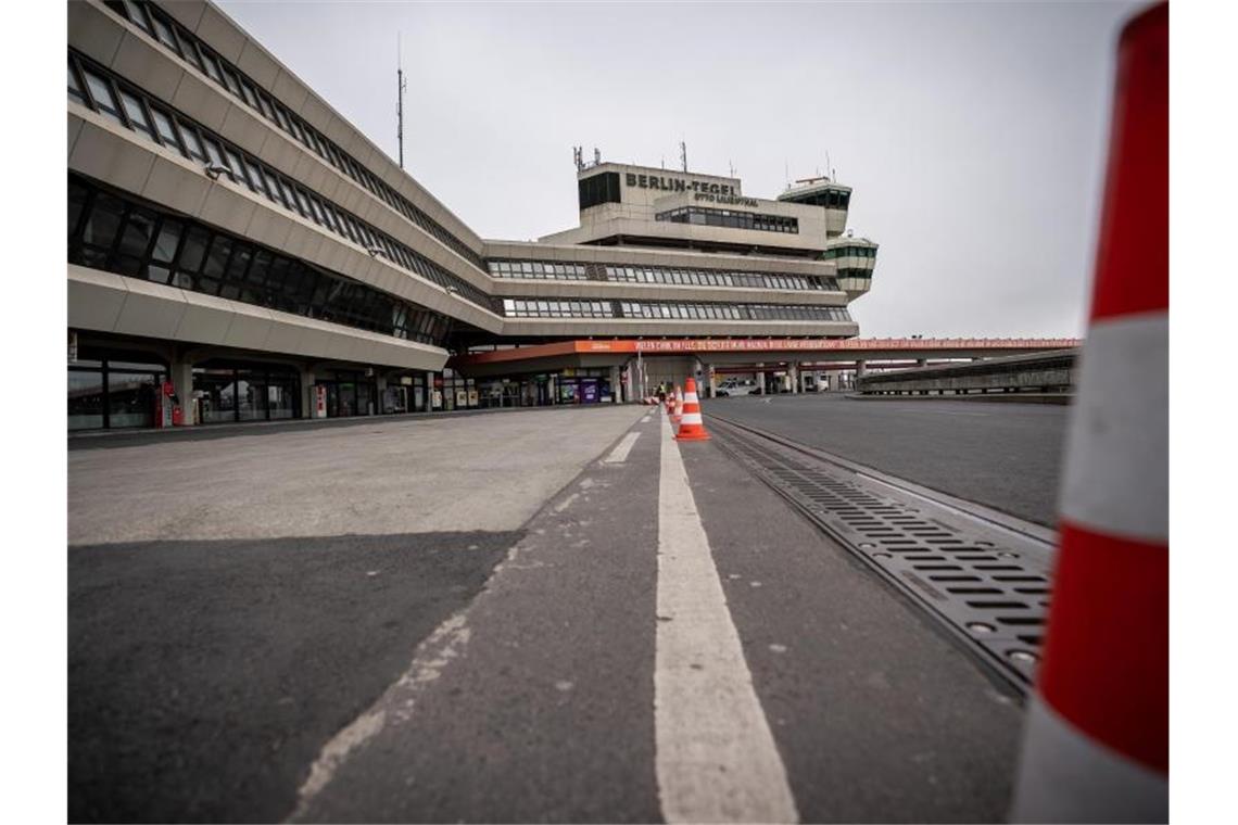 Flughafen Tegel bleibt vorerst am Netz Gähnende Leere am Flughafen Tegel in Berlin. Über eine vorübergehende Schließung des Airports wegen der Korona-Krise wurde noch nicht entschieden. Foto: Michael Kappeler/dpa