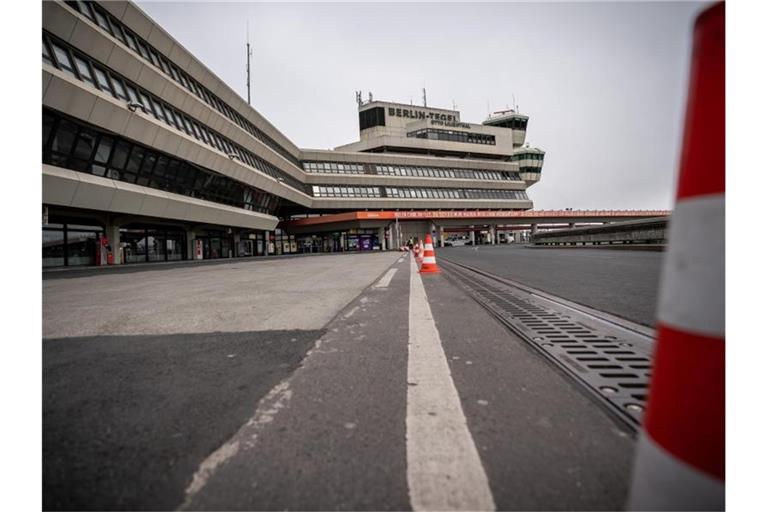 Gähnende Leere am Flughafen Tegel in Berlin. Über eine vorübergehende Schließung des Airports wegen der Korona-Krise wurde noch nicht entschieden. Foto: Michael Kappeler/dpa