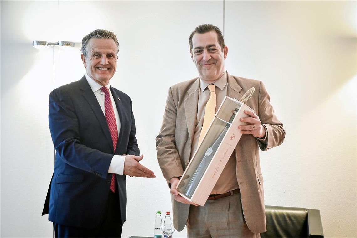 Französischer Generalkonsul ist zu Besuch in Backnang Gaël de Maisonneuve hat am 1. September 2022 sein Amt als französischer Generalkonsul in Stuttgart angetreten. Oberbürgermeister Frank Nopper überreichte ihm als Willkommensgruß eine Fernsehturm-Flasche Lemberger vom städtischen Weingut. Heute ist Gaël de Maisonneuve in der Stadt zu Gast, in der Nopper vor seiner Stuttgarter Zeit Rathauschef war. Archivfoto: Ferdinando Iannone, Rechte: Stadt Stuttgart.