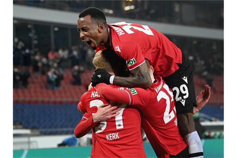 Gael Ondoua (oben) jubelt mit Sebastian Kerk, Maximilian Beier (verdeckt) und Jannik Dehm nach dem Tor zum 3:0 für Hannover 96. Foto: Swen Pförtner/dpa