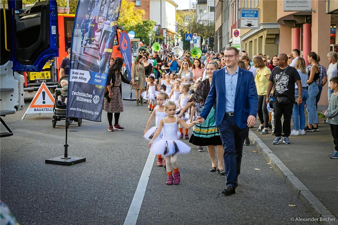 Gänseparade mal anders: Die Gänsekinder der Ballettschule Liane begleiteten den ...