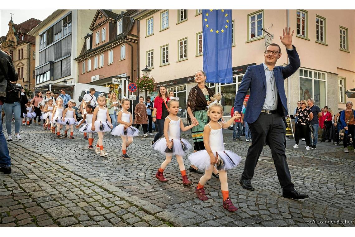 Gänseparade mal anders: Die Gänsekinder der Ballettschule Liane begleiteten den ...