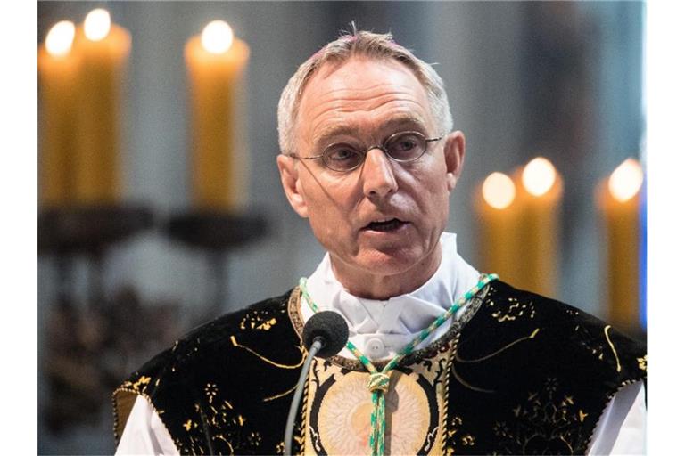 Gänswein (64) hat seine Freistellung im Dienst von Papst Franziskus nach eigenen Worten als Strafe empfunden. Foto: Federico Gambarini/do/dpa/Archivbild