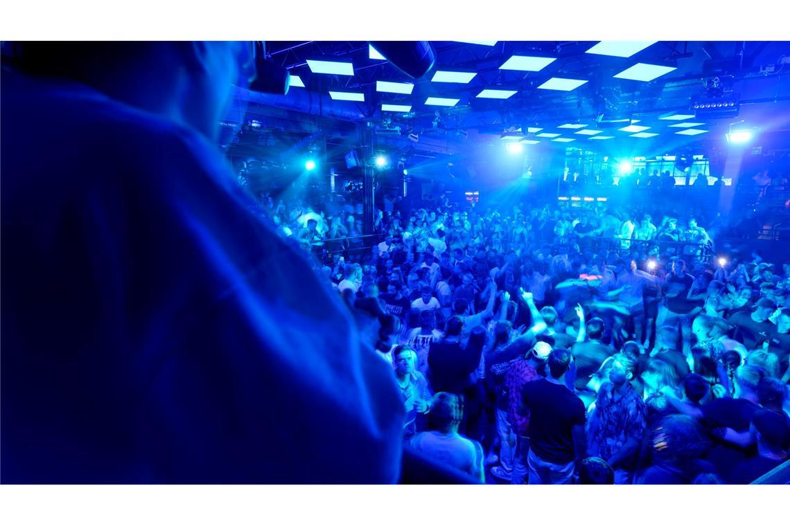 Das sind die besten Clubs in Deutschland und der Welt Gäste drängen sich auf einer der Tanzflächen im Kölner Club "Bootshaus". (Archivbild)