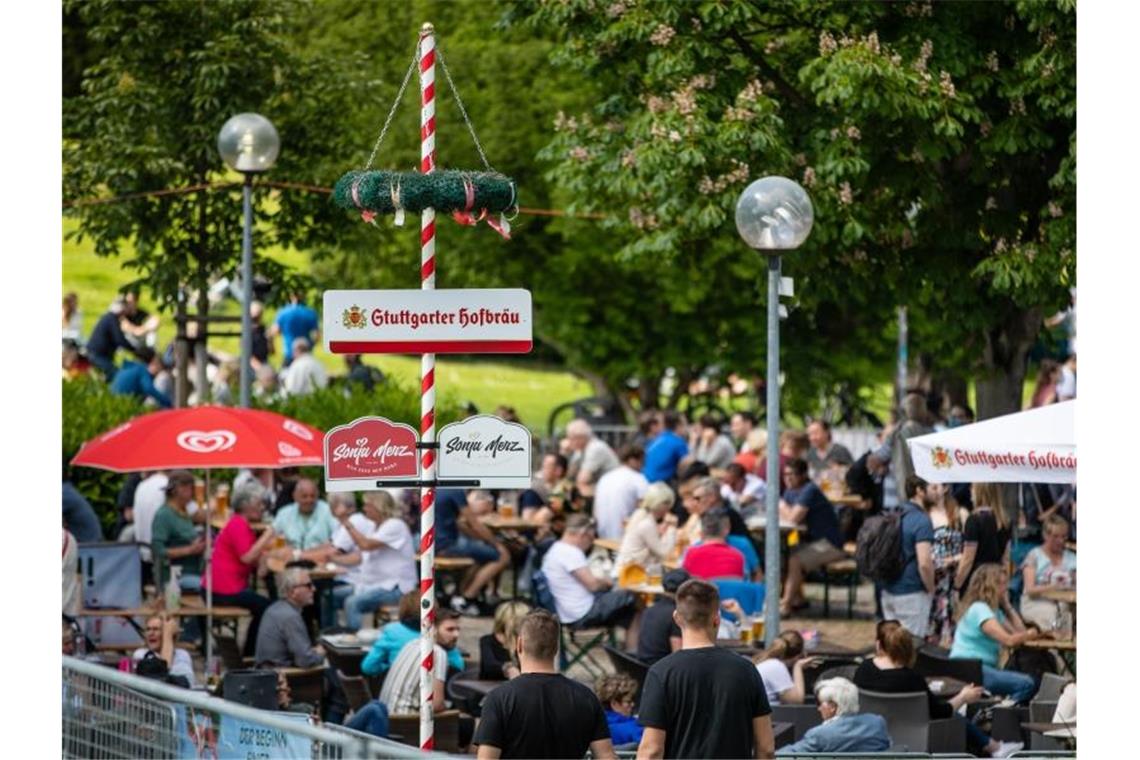 Lockerung für Außengastronomie erwartet Gäste genießen in einem Biergarten im Schlossgarten das schöne Wetter. Foto: Christoph Schmidt/dpa/Archivbild