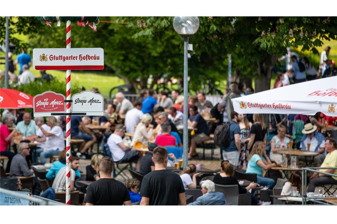 Letzte Sommer-Tage? Wirte hoffen nochmal auf viele Gäste Gäste genießen in einem Biergarten im Schlossgarten das schöne Wetter (Archivbild).