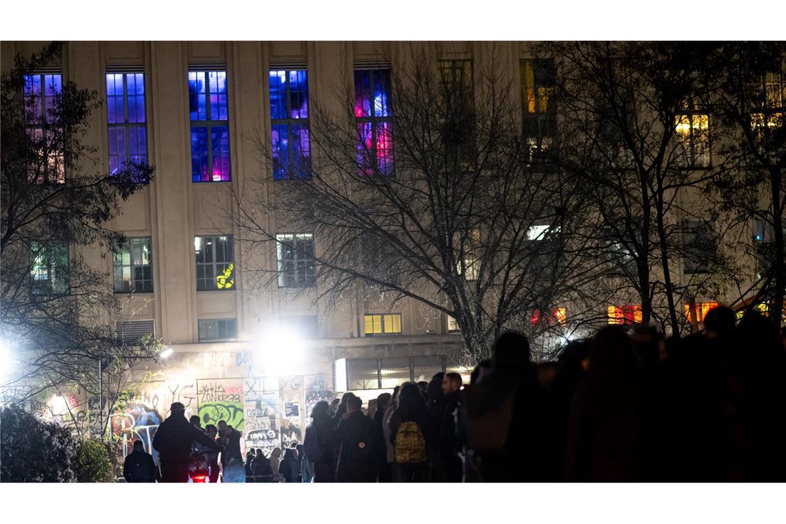 Studie entschlüsselt Zugang zu Berliner Techno-Clubs Gäste müssen den Forschern zufolge signalisieren, dass sie reinwollen, und gleichzeitig an dem Abend etwas zur Atmosphäre beitragen können. (Archivbild)