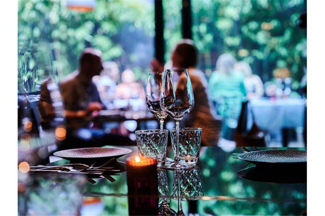 Gäste sitzen im Außenbereich eines Restaurants. Foto: Annette Riedl/dpa/Symbolbild