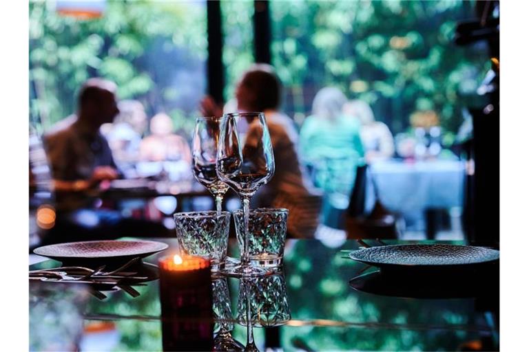 Gäste sitzen im Außenbereich eines Restaurants. Foto: Annette Riedl/dpa/Symbolbild