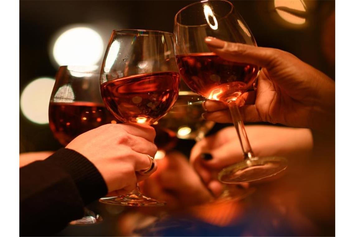 Kreis Reutlingen erlässt Alkoholverbot für den 24. Dezember Gäste stoßen in einem Restaurant mit ihren Weingläsern an. Foto: Robert Michael/dpa-Zentralbild/dpa/Symbolbild