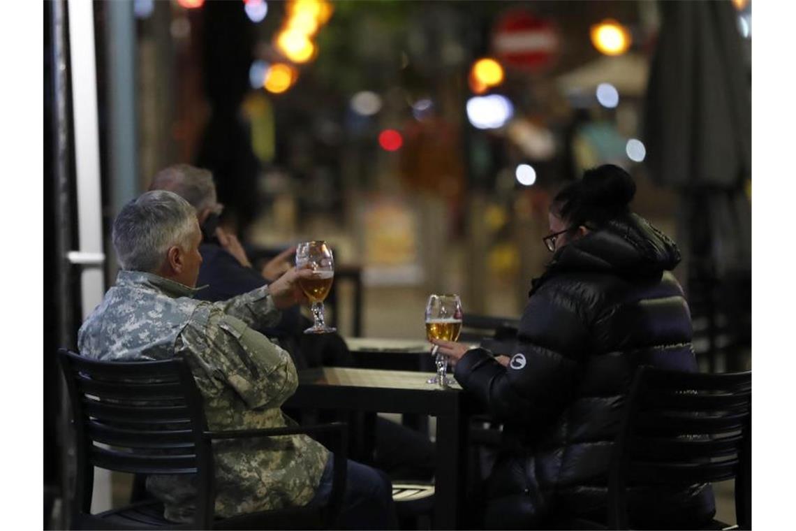 Gäste vor einem Pub in Liverpool. Foto: Frank Augstein/AP/dpa