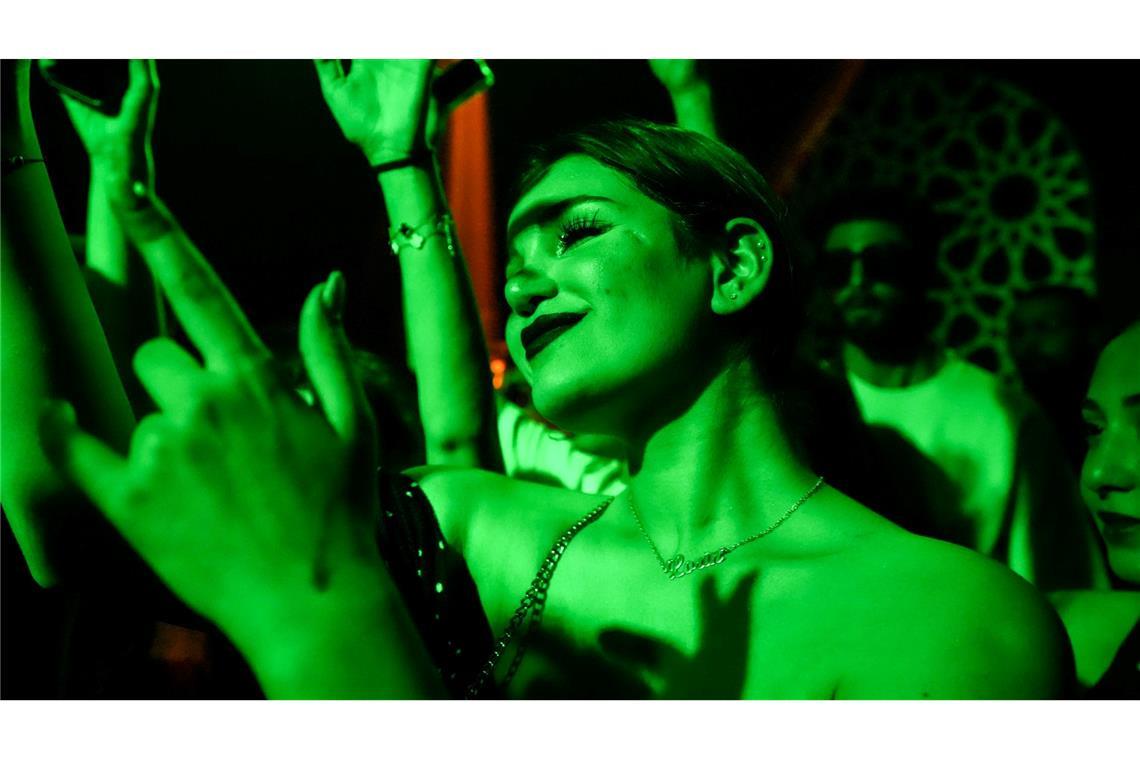 Gästen tanzen zu DJ Nurias Set in Damaskus.