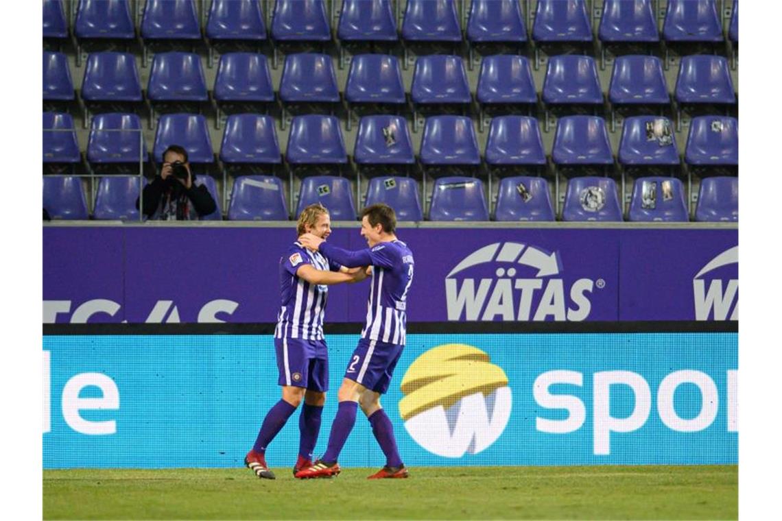 Gaetan Bussmann (r) war Aues Matchwinner beim Heimsieg gegen Bochum. Foto: Robert Michael/dpa-Zentralbild/dpa